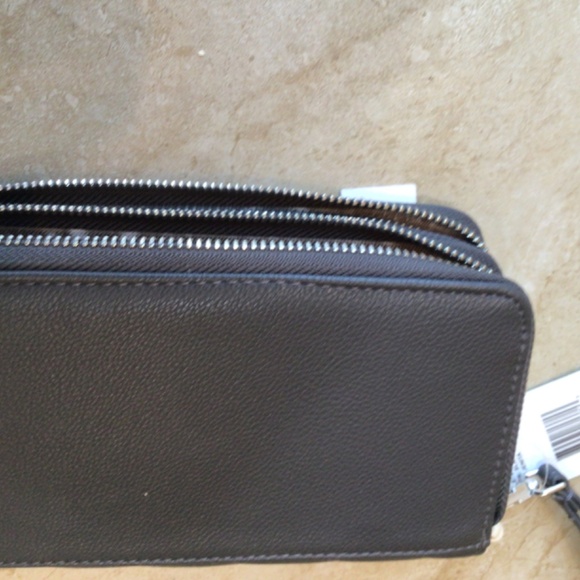 Wristlet NWT - Picture 2 of 3